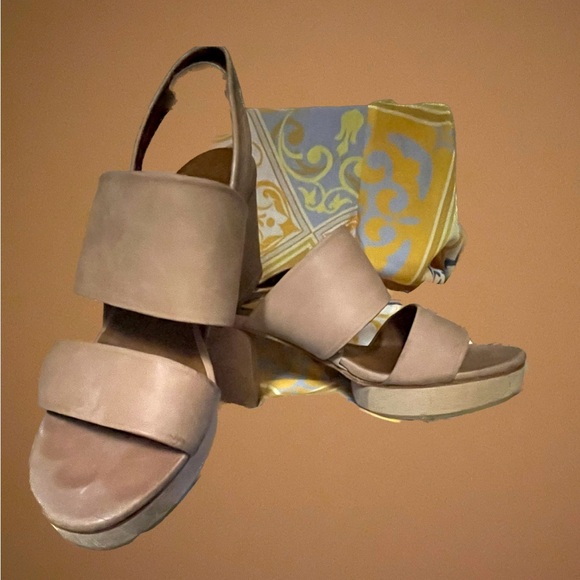 Coclico platform sandals! Crafted from luxurious, buttery soft Italian leather💖 - Picture 2 of 7